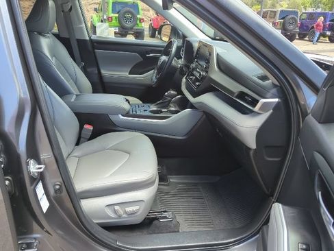 Used 2022 Toyota Highlander XLE AWD/4WD image 19