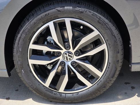 New 2025 Volkswagen Jetta SE FWD image 9