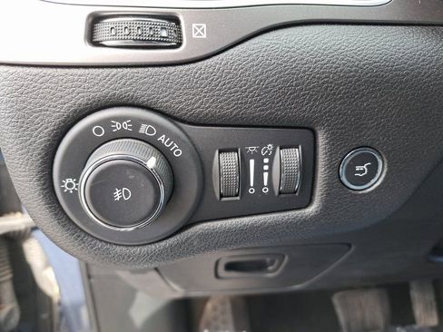 Used 2020 Jeep Cherokee Limited image 27