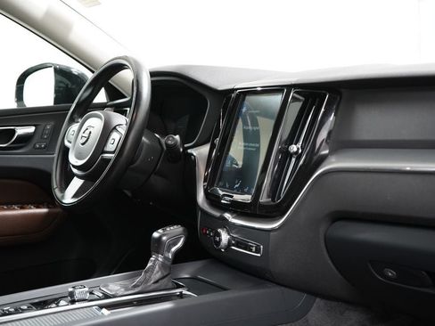 Used 2019 Volvo XC60 T5 Momentum w/ Premium Package AWD/4WD image 32