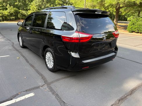 Used 2016 Toyota Sienna XLE FWD image 6