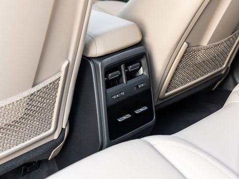 Certified 2025 Porsche Macan Electric image 34