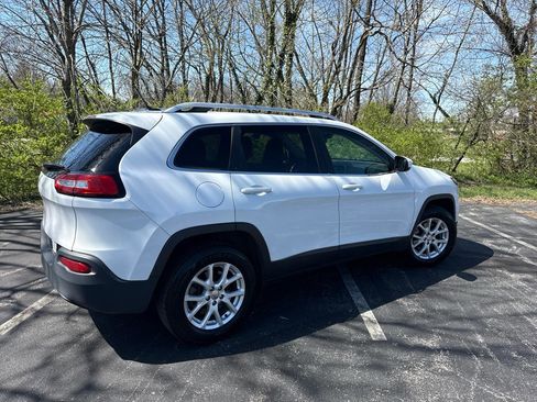 Used 2018 Jeep Cherokee Latitude image 3