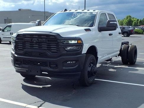 New 2025 RAM 3500 Tradesman AWD/4WD image 2