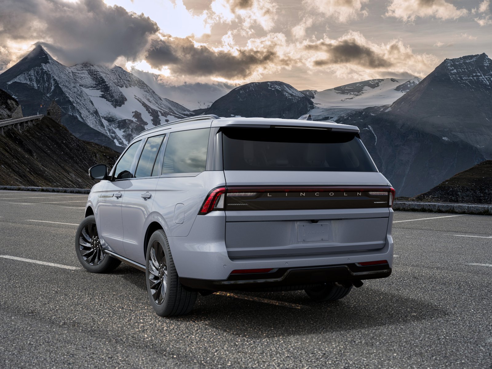 New 2027 Lincoln Navigator Reserve w/ Jet Appearance Package AWD/4WD image 3