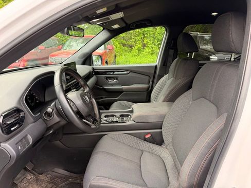 Used 2023 Honda Pilot Sport image 13