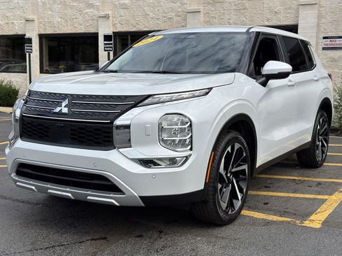 Used 2024 Mitsubishi Outlander SE image 3