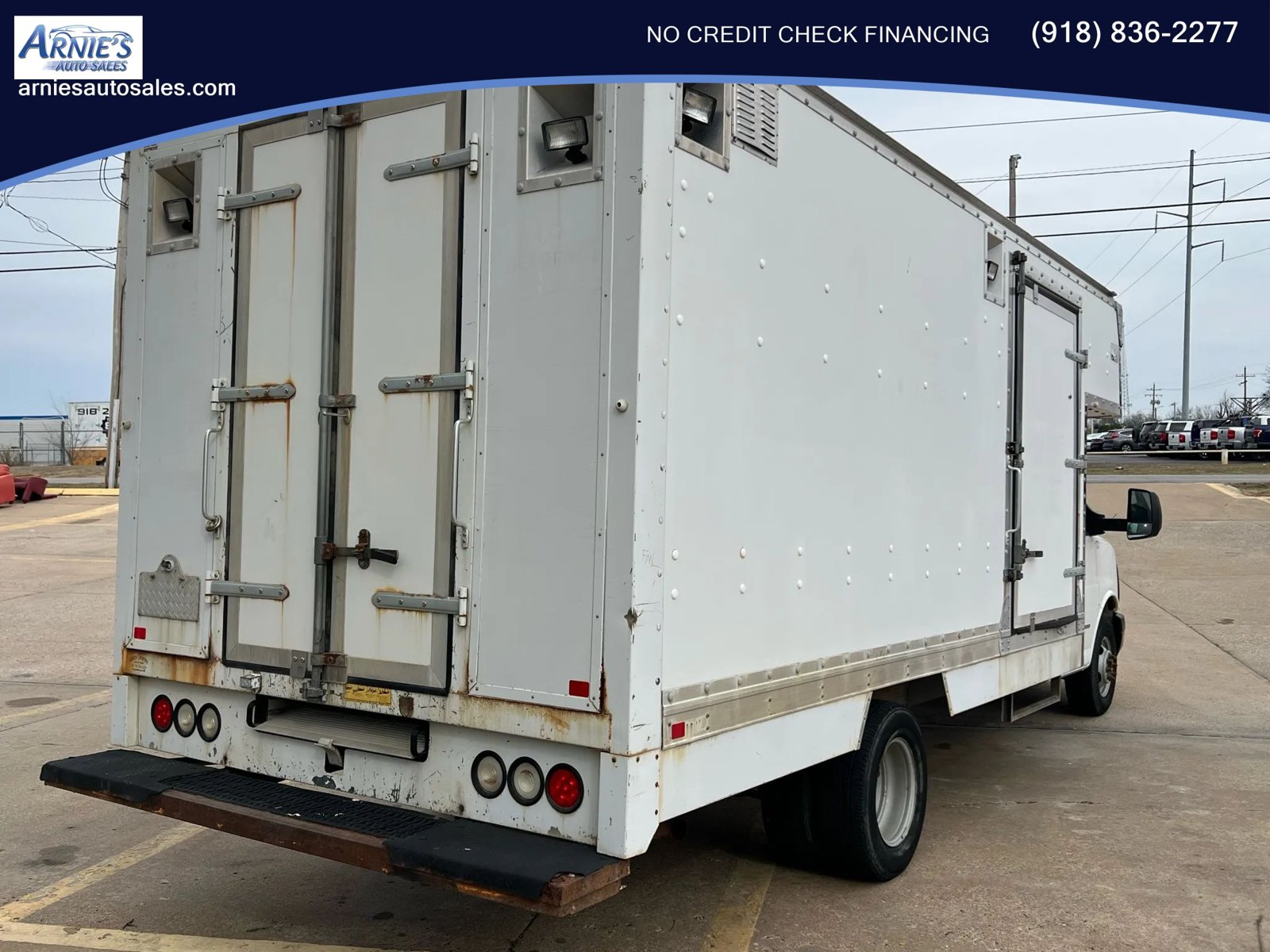 Used 2010 Chevrolet Express 4500 RWD image 3