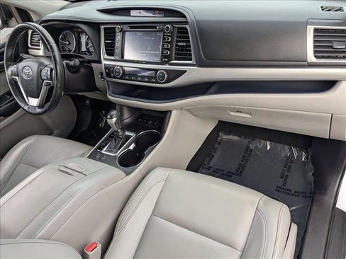 Used 2018 Toyota Highlander XLE AWD/4WD image 21