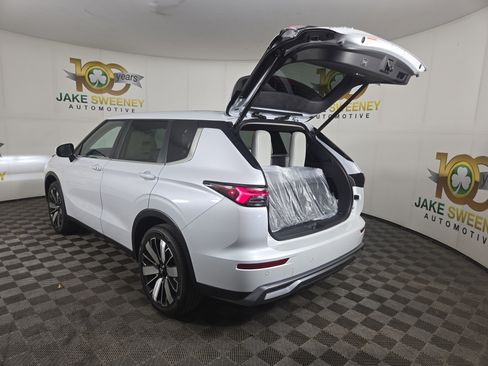 New 2025 Mitsubishi Outlander SE image 32
