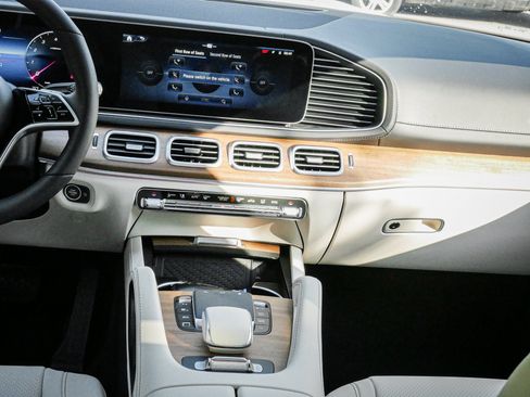 Used 2025 Mercedes-Benz GLS 450 4MATIC image 30