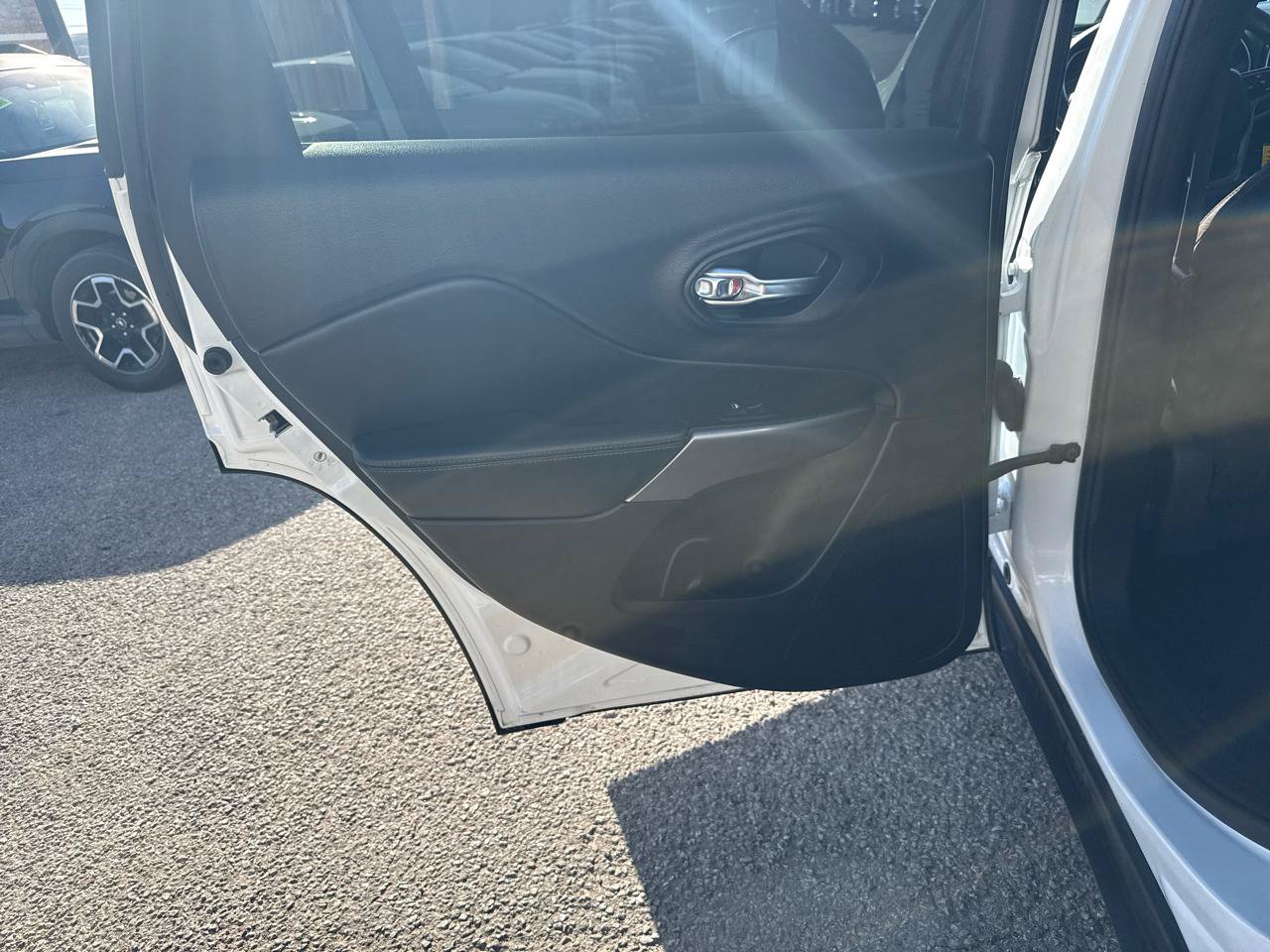 Used 2019 Jeep Cherokee Latitude w/ Popular Appearance Group FWD image 14