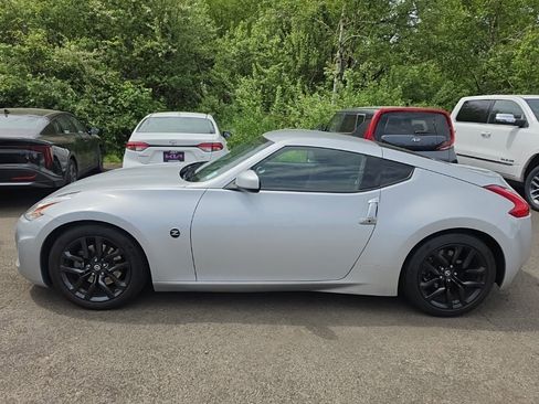 Used 2016 Nissan 370Z Coupe RWD image 2