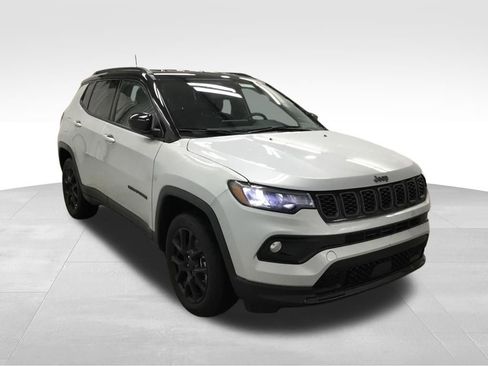 Used 2024 Jeep Compass Latitude w/ Altitude Special Edition AWD/4WD image 3