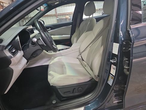 Used 2025 Genesis G70 2.5T RWD image 3