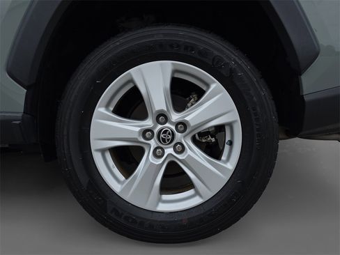 Used 2021 Toyota RAV4 XLE w/ Convenience Package image 8