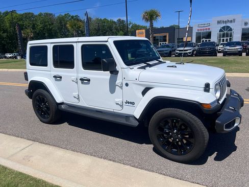 Used 2025 Jeep Wrangler Sahara image 5