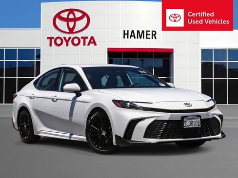 Certified 2025 Toyota Camry SE FWD image 1