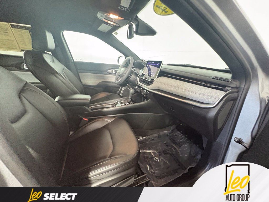 Used 2024 Jeep Compass Latitude AWD/4WD image 8