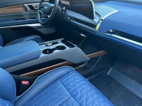 Certified 2026 Cadillac Vistiq Premium Luxury w/ LPO, Floor Liner Package AWD/4WD image 15