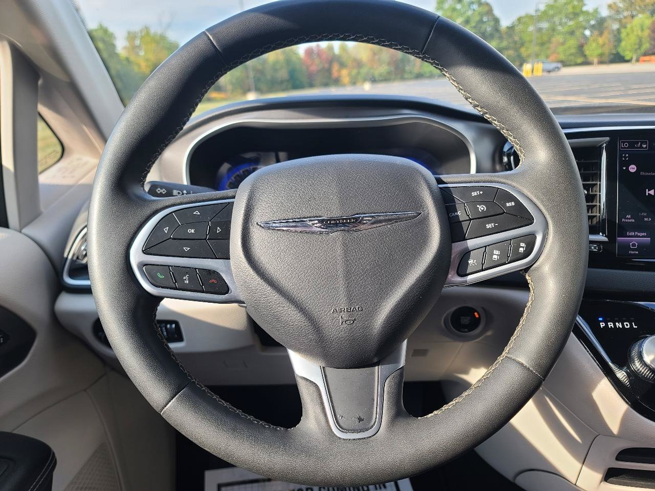 Used 2023 Chrysler Pacifica Touring-L FWD image 17