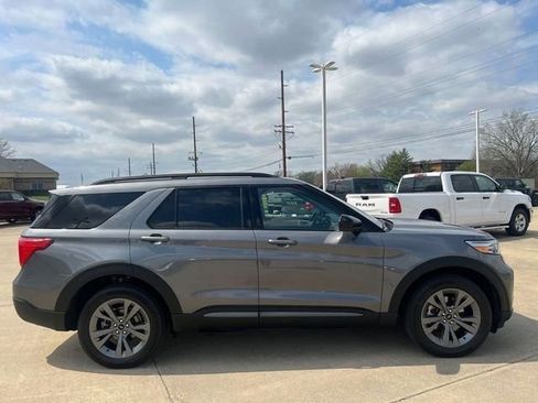 Used 2022 Ford Explorer XLT w/ Equipment Group 202A image 4