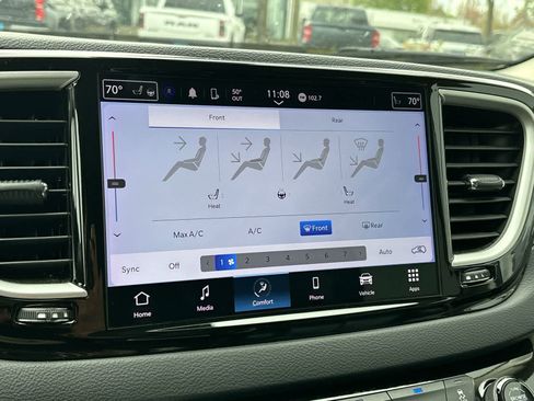 Used 2023 Chrysler Pacifica Touring-L image 13