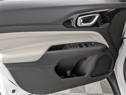 Used 2024 Jeep Compass Limited image 10