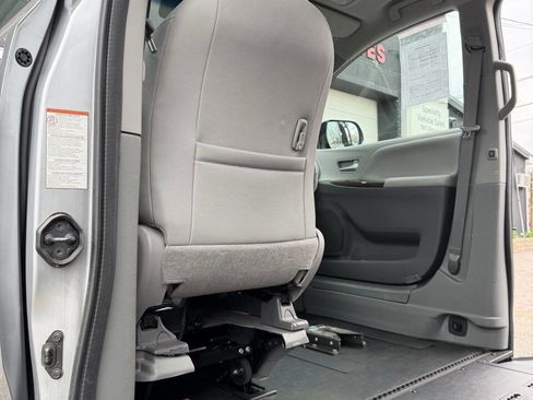 Used 2017 Toyota Sienna XLE image 19