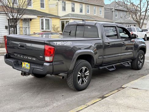 Used 2016 Toyota Tacoma TRD Sport image 5