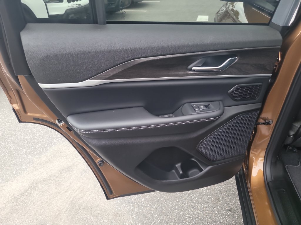 New 2027 Jeep Grand Cherokee Limited AWD/4WD image 12