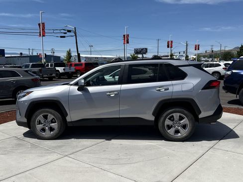 Used 2022 Toyota RAV4 XLE AWD/4WD image 2