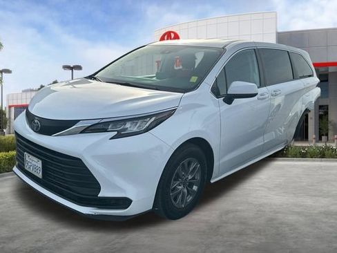 Used 2023 Toyota Sienna LE image 3