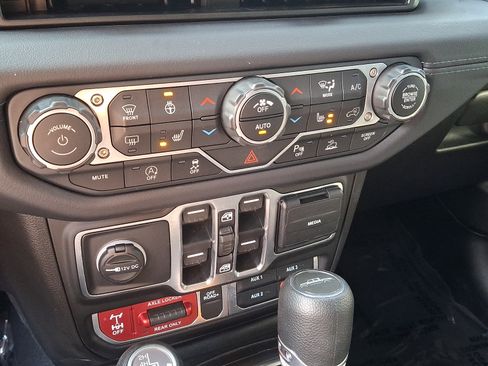 Used 2025 Jeep Gladiator Mojave w/ Safety Group AWD/4WD image 15