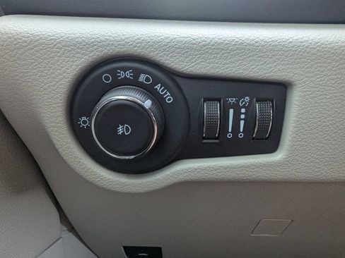 Used 2023 Chrysler Pacifica Touring-L FWD image 24