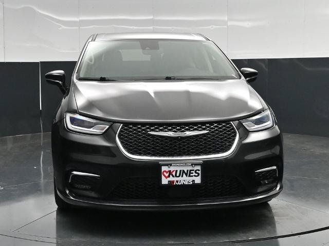Used 2024 Chrysler Pacifica Touring-L FWD image 4