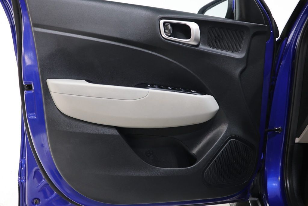 Used 2025 Hyundai Venue SEL FWD image 16