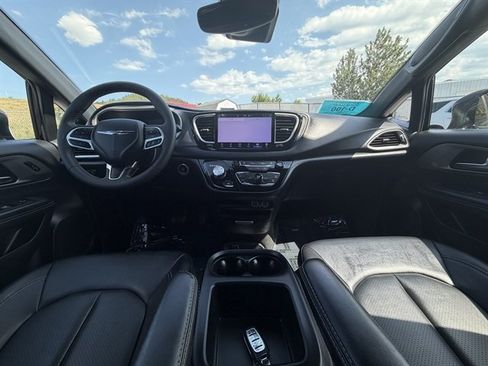 Used 2025 Chrysler Pacifica Select FWD image 17