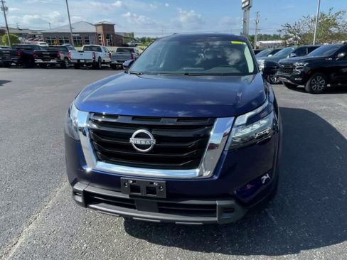 Used 2025 Nissan Pathfinder SV image 4