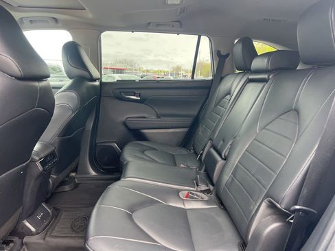 Used 2022 Toyota Highlander XLE AWD/4WD image 3