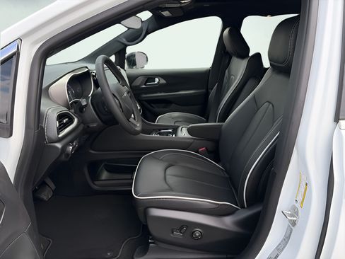New 2027 Chrysler Pacifica Limited FWD image 15