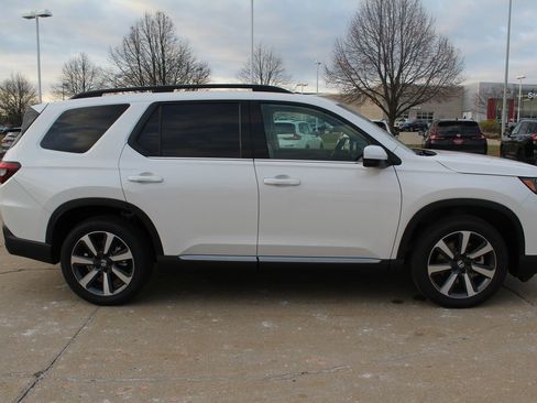 New 2025 Honda Pilot Touring image 3