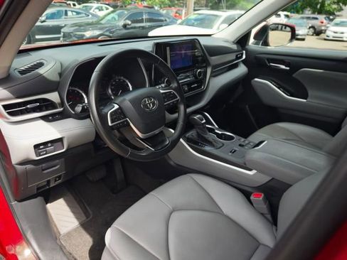 Used 2023 Toyota Highlander XLE FWD image 18