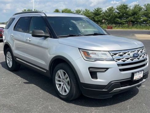 Used 2019 Ford Explorer XLT image 2