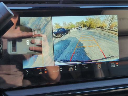 Used 2024 GMC Sierra 2500 AT4 w/ AT4 Premium Plus Package image 18