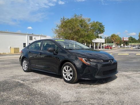 Used 2022 Toyota Corolla LE image 2