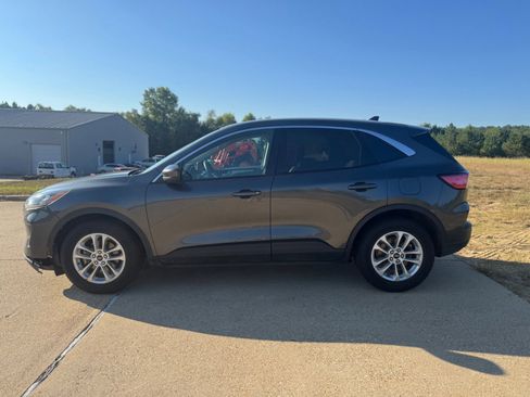 Used 2020 Ford Escape SE image 1