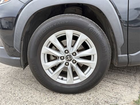 Used 2022 Toyota Corolla Cross LE image 9