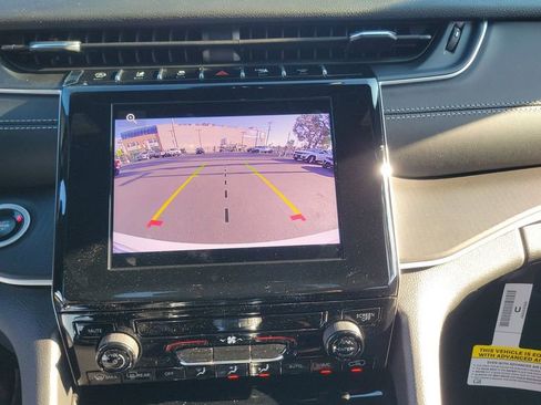 Used 2025 Jeep Grand Cherokee Laredo image 26