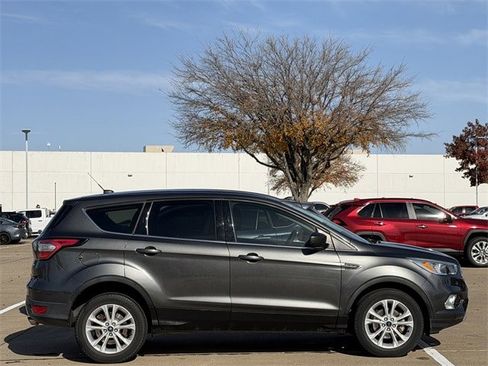 Used 2017 Ford Escape SE image 3